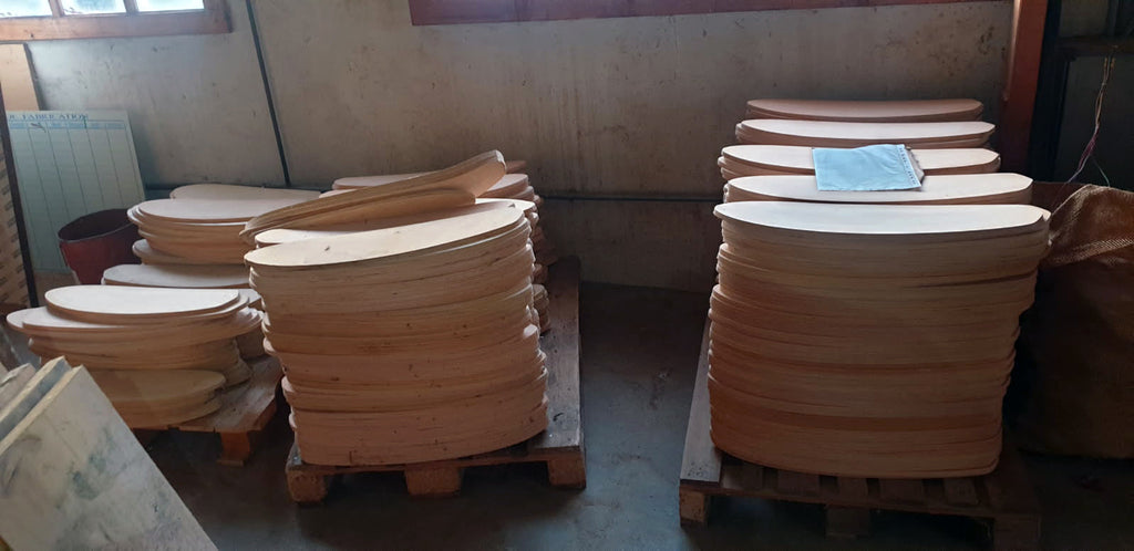 QUELQUE PART EN HAUTE SAVOIE, PLUSIEURS CENTAINES DE PLANCHES DE SKATEBOARD ABANDONNÉES DEPUIS 1978